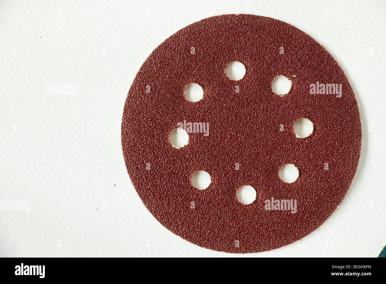 Disques abrasifs de haute qualité pour le meulage et le polissage du bois, adaptés aux meuleuses d'angle, ponceuses orbitales et machines à travailler le bois. Banque D'Images