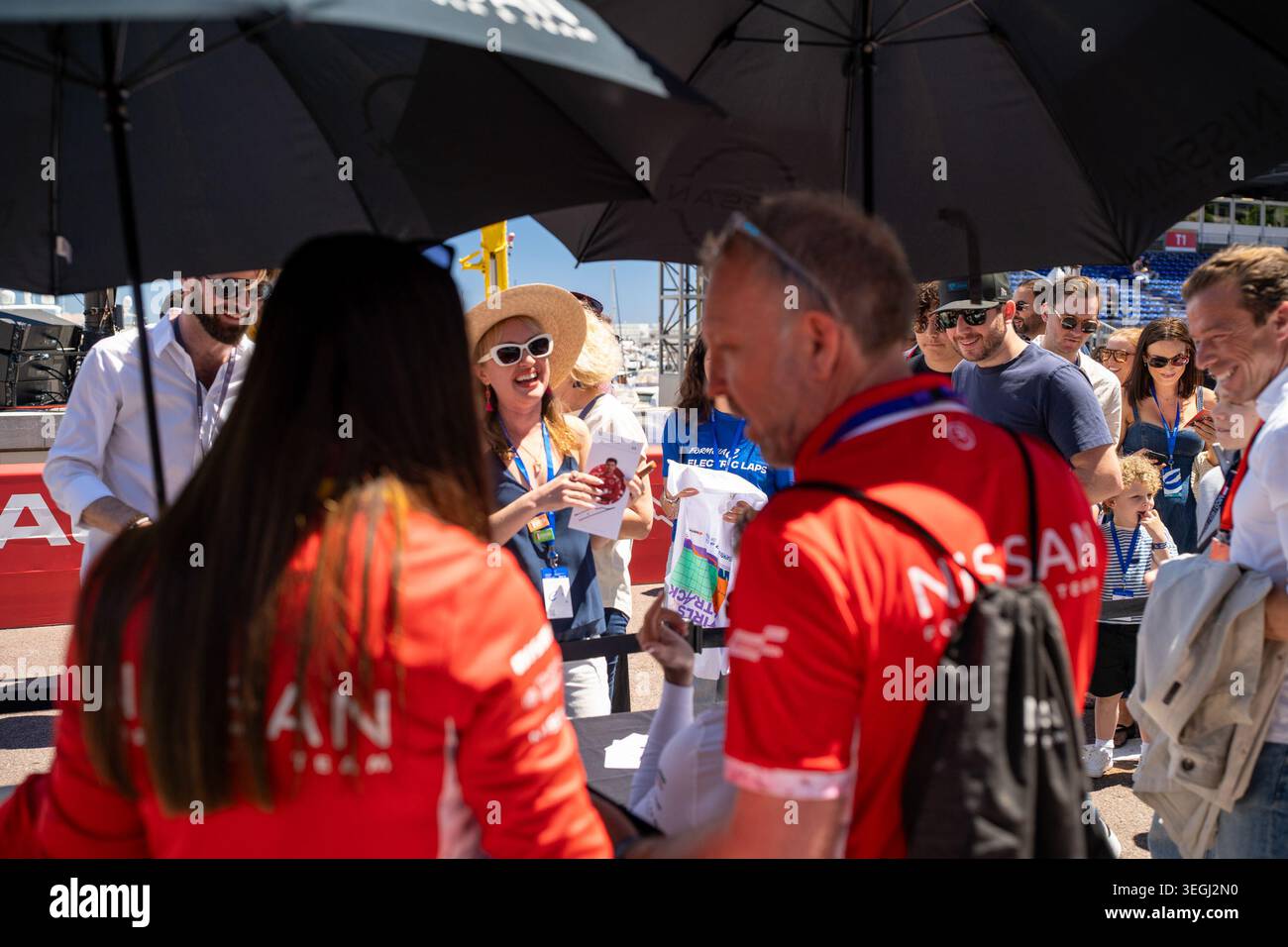 Monaco E-Prix FIA Formula E saison 12, course 9 - Autograph session - samedi 16 mai, Monaco Street circuit - à Monaco - les fans apprécient l'atmosphère Banque D'Images