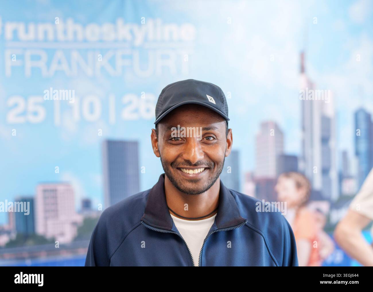 19 mai 2026, Hesse, Francfort-sur-le-main : Richard Ringer, marathonien, se tient devant une banderole montrant l'horizon de la ville bancaire lors de la conférence de presse de l'organisateur du 'Mainova Frankfurt Marathon'. Richard Ringer et Samuel Fitwi, deux des meilleurs marathoniens allemands, participeront à Francfort le dernier dimanche d'octobre. Ils veulent battre le record existant de 2 :04 :03 heures sur les 42,195 km Le Marathon de Francfort de Mainova aura lieu le 25 octobre 2026. Photo : Andreas Arnold/dpa Banque D'Images