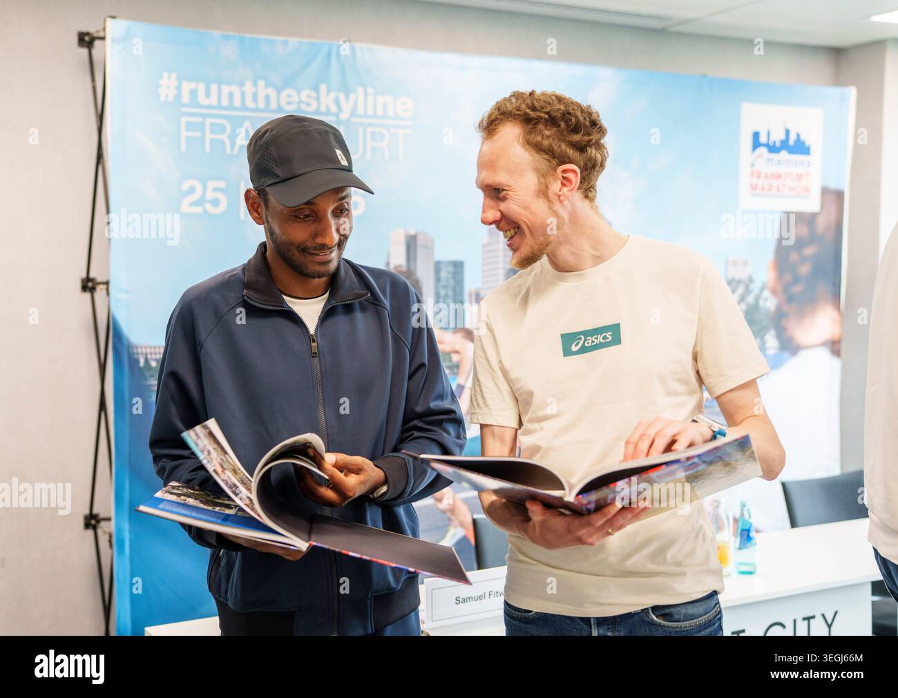 19 mai 2026, Hesse, Francfort-sur-le-main : Samuel Fitwi (à gauche) et Richard Ringer, tous deux coureurs de marathon, se tiennent côte à côte lors de la conférence de presse de l'organisateur du 'Mainova Frankfurt Marathon'. Richard Ringer et Samuel Fitwi, deux des meilleurs marathoniens allemands, participeront à Francfort le dernier dimanche d'octobre. Ils veulent battre le record existant de 2 :04 :03 heures sur les 42,195 km Photo : Andreas Arnold/dpa Banque D'Images