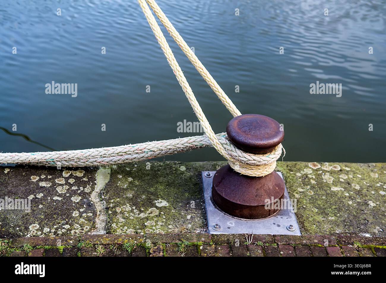 Marina bollard (bitt) pour attacher des cordes d'amarrage pour l'amarrage des yachts Banque D'Images