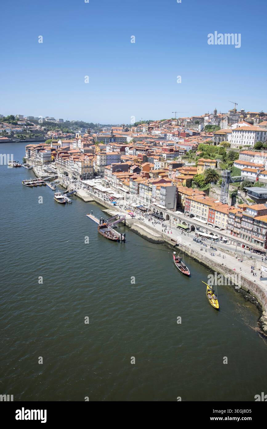 fleuve douro regardant vers porto et ses bateaux touristiques portugal Banque D'Images