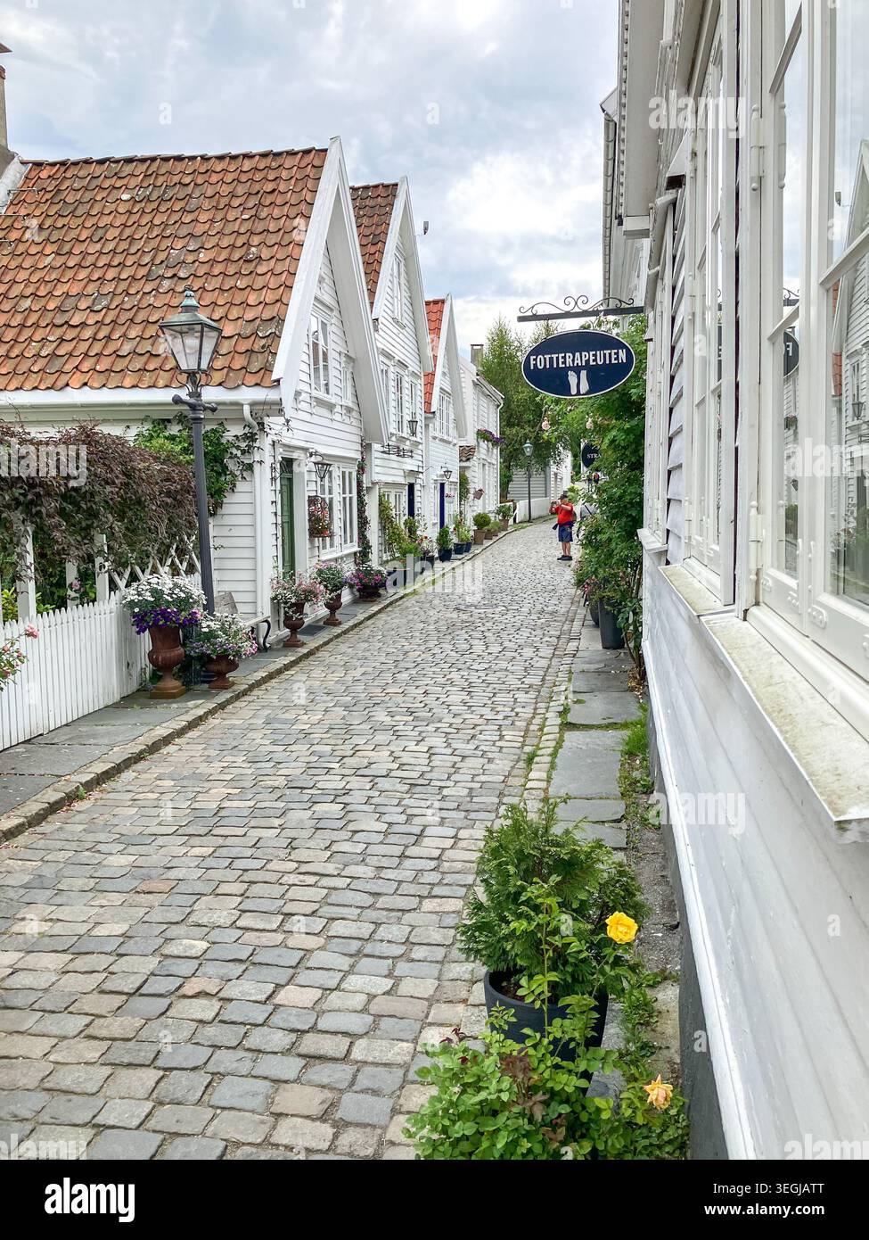 Vue sur la rue à Gamle Stavanger en Norvège. Maisons historiques dans la partie ancienne de la ville. Banque D'Images