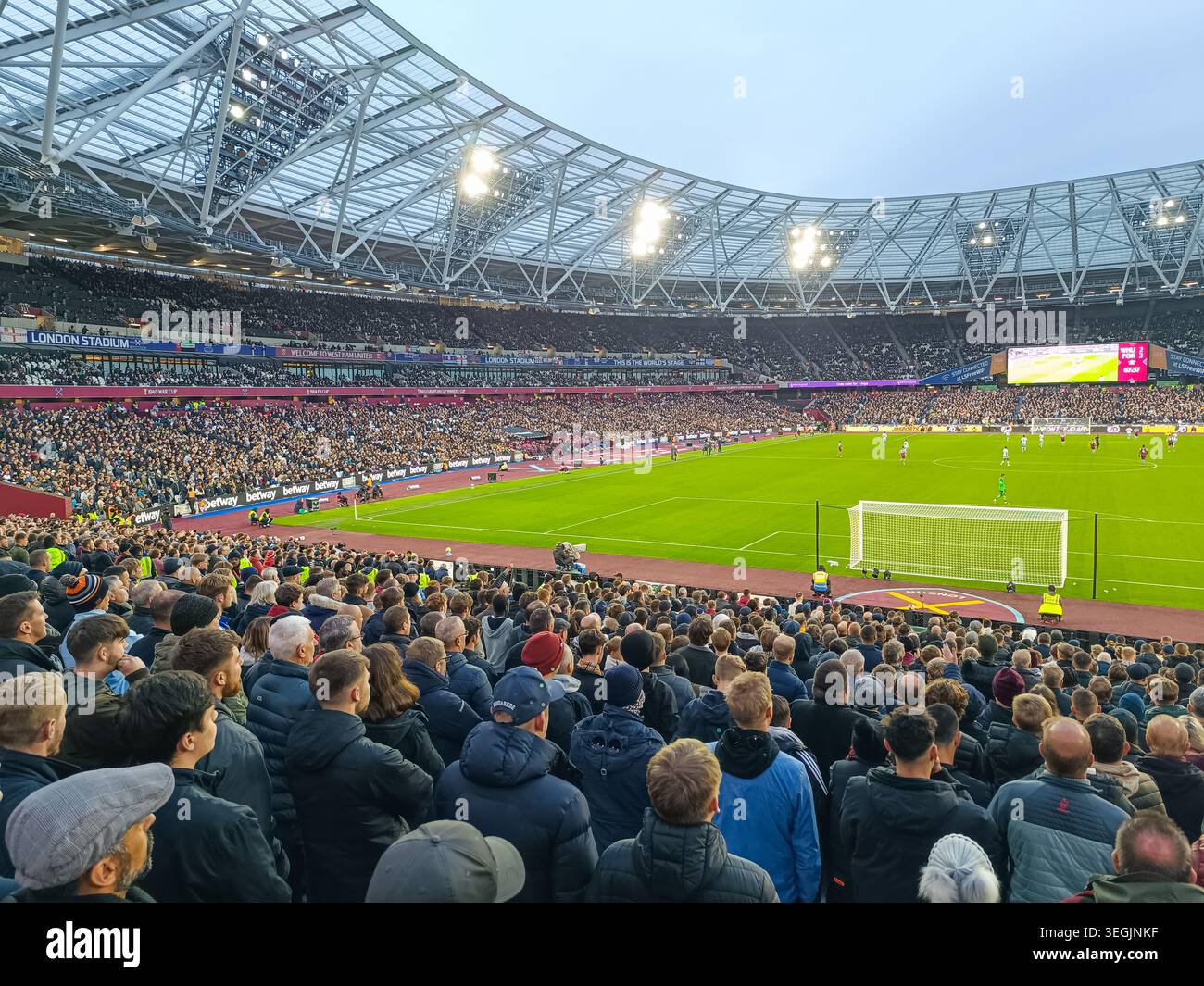 Foule de fans de football regardant un match au stade de Londres. Londres, Royaume-Uni, 12 novembre 2023 Banque D'Images