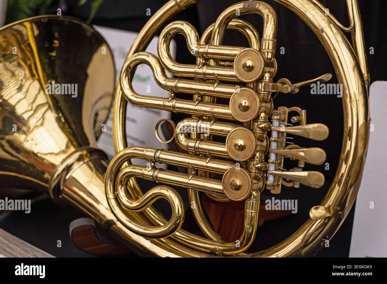 Cornwall, Angleterre, 1er juillet 2025, une photographie rapprochée d'un instrument de musique en cuivre. Banque D'Images