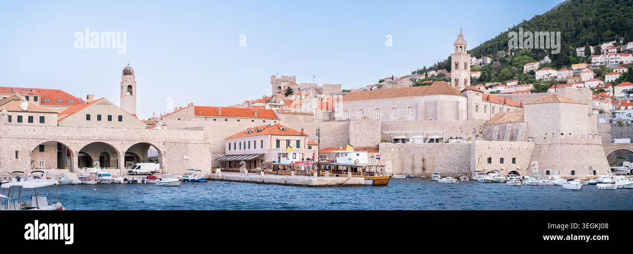 Port de la vieille ville de Dubrovnik avec architecture historique, bateaux et vues sur la mer Adriatique, destination de voyage en Croatie Banque D'Images