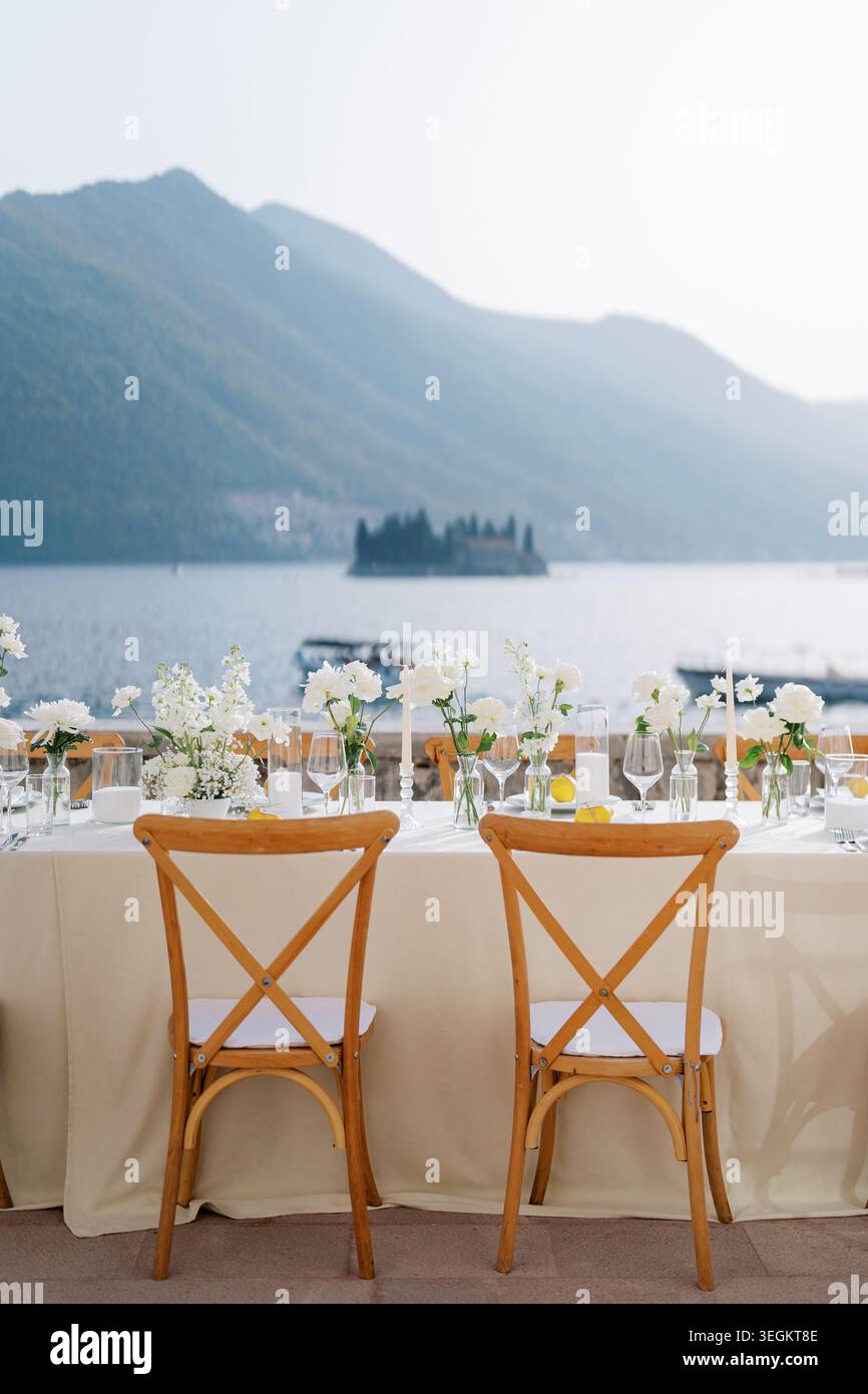 Mariage décontracté avec lumière douce au coucher du soleil et accents floraux Banque D'Images