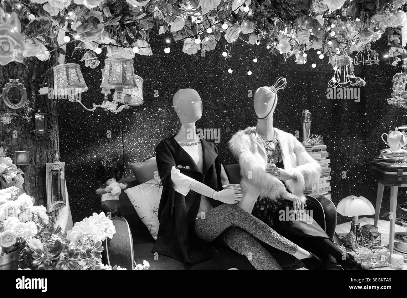 Vitrine de Noël colorée au grand magasin BHV près de l'Hôtel de Ville à Paris, France, photo historique en noir et blanc Banque D'Images