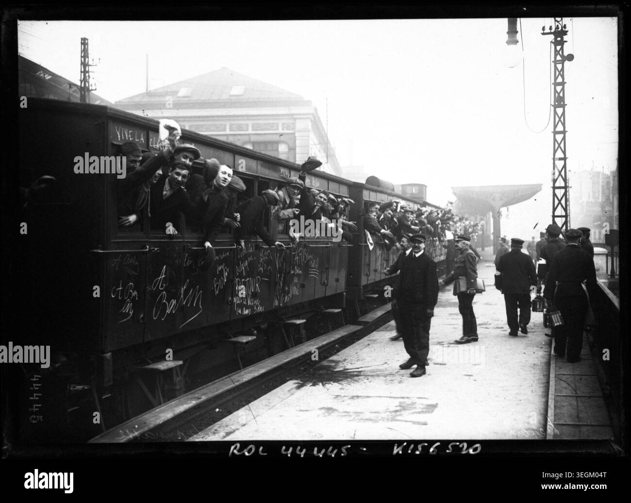 En 1915 à la Gare Montparnasse, Paris, de jeunes hommes se penchent aux fenêtres des trains dans le cadre de la mobilisation de l'armée de classe 16 pendant la première Guerre mondiale photographie de presse, photographie monochrome. Banque D'Images