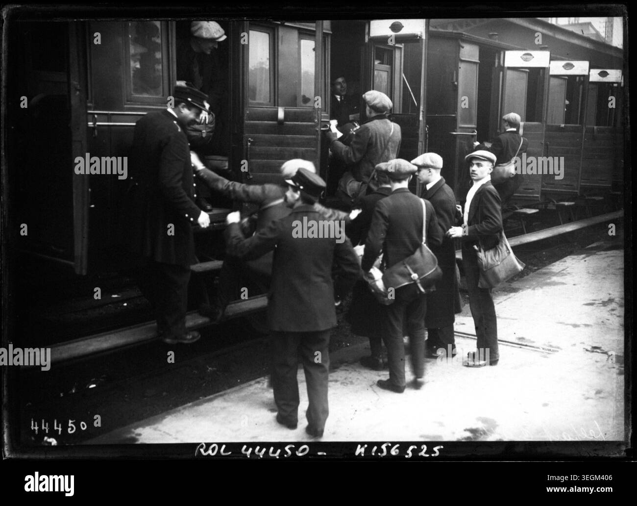 Des jeunes de la 16e classe montent à bord d’un train à la gare Montparnasse à Paris en 1915 lors de la mobilisation pour la première Guerre mondiale, comme en témoigne une photographie de presse documentant le déploiement militaire et l’activité ferroviaire. Banque D'Images