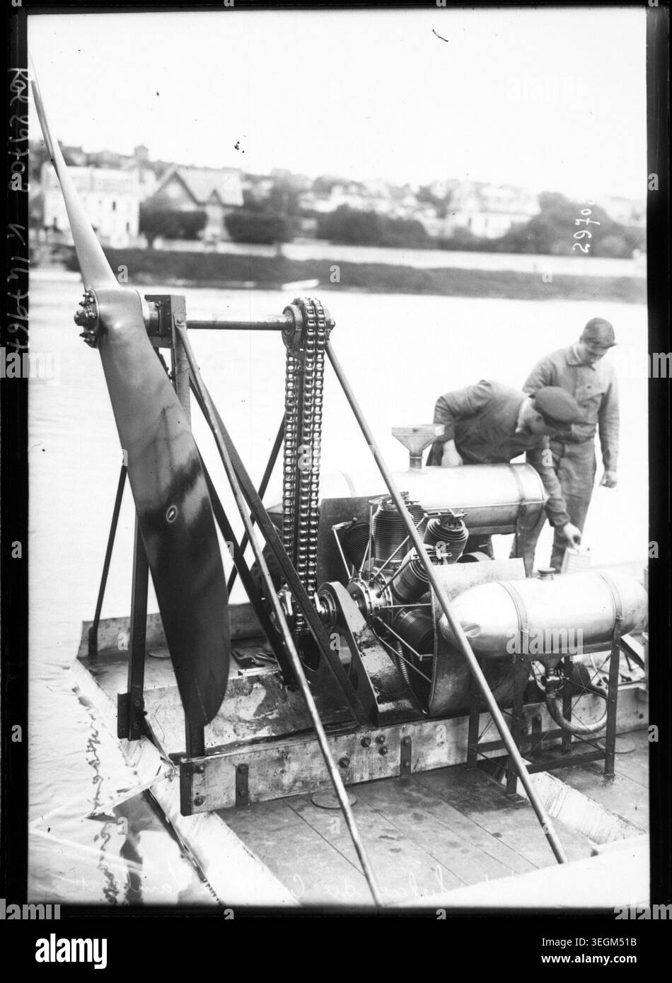 Le bateau à hélices de Charles de Lambert, y compris l'hélice, le moteur et le système de propulsion, est photographié en 1913 à Triel-sur-Seine comme photographie de presse documentant la technologie française des hydroptères du début du XXe siècle et les navires motorisés. Banque D'Images