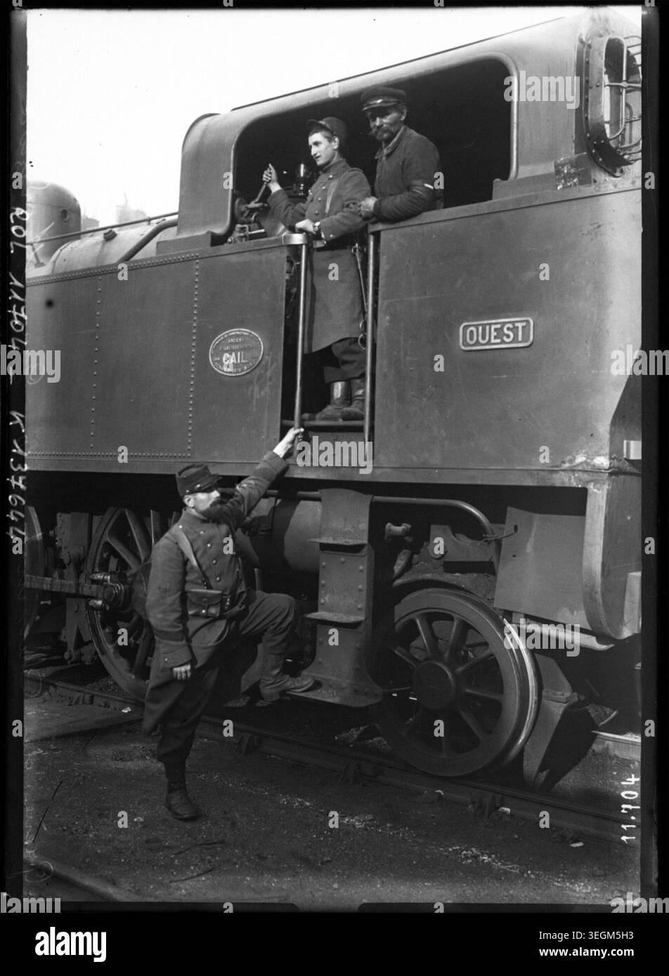 Les cheminots et les soldats interagissent pendant la grève à la gare Saint-Lazare à Paris, en 1910, y compris les ingénieurs travaillant sur des locomotives à vapeur, illustrant les troubles du travail et la présence militaire sur les chemins de fer français pendant la période. Banque D'Images
