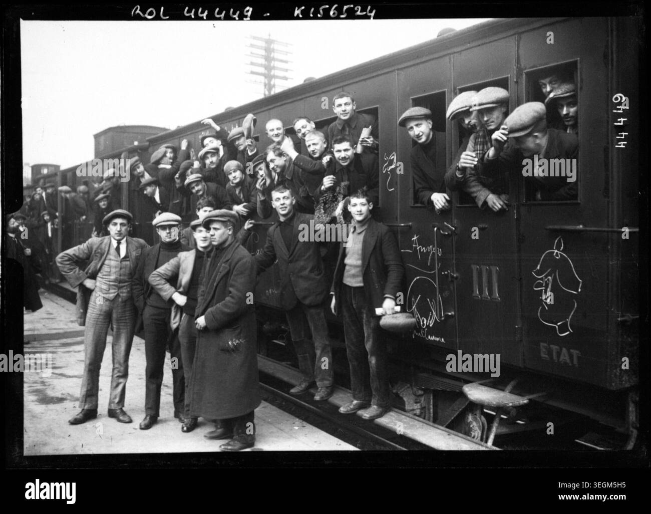 En 1915 à la Gare Montparnasse, Paris, de jeunes hommes se penchent par les fenêtres des trains lors de la mobilisation militaire de la classe 16 pendant la première Guerre mondiale photographie de presse, photographie monochrome. Banque D'Images