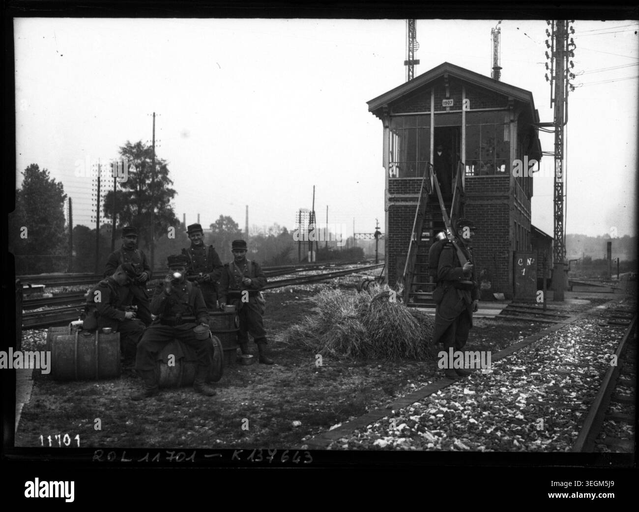 Des soldats occupent les voies ferrées à la Gare Saint-Lazare à Paris lors de la grève des cheminots d’octobre 1910, contrôlant l’accès et maintenant l’ordre tandis que les travailleurs arrêtent les services dans le principal centre de transport de la capitale. Banque D'Images