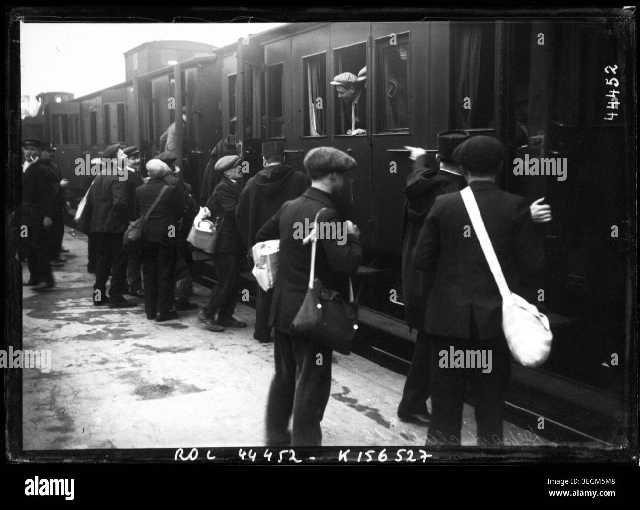 De jeunes hommes montent à bord d'un train à la gare Montparnasse à Paris, en France, en 1915, dans le cadre de la mobilisation militaire pendant la première Guerre mondiale, comme en témoigne cette photographie de presse capturant le départ des troupes et l'organisation de l'armée. Banque D'Images