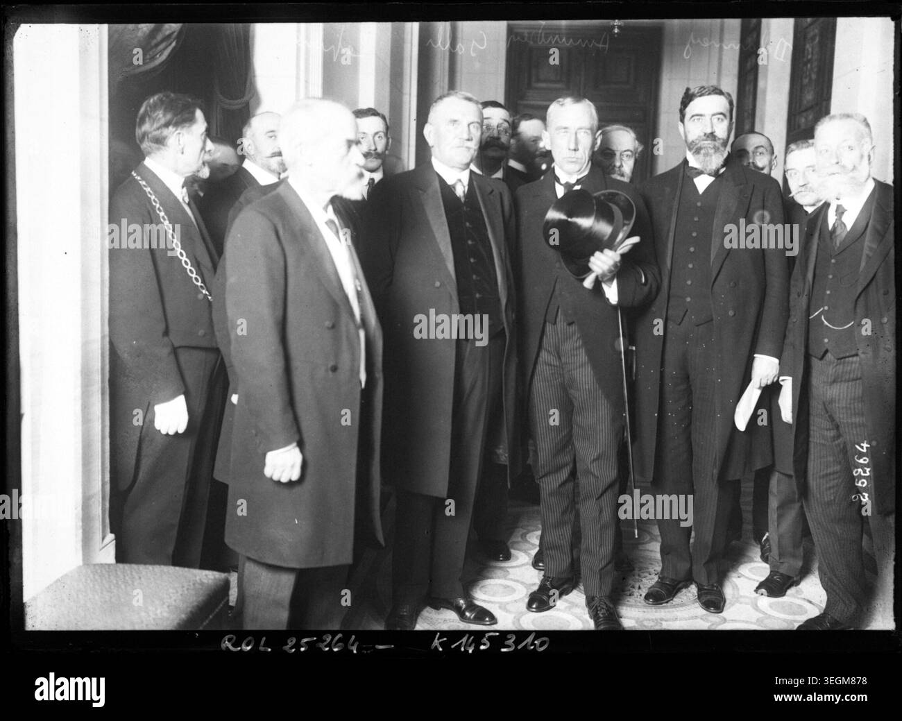 Roald Amundsen assiste à une réception à l’Hôtel de ville à Paris le 16 décembre 1912, accompagné de Marcel François Delanney, Henri Galli et Louis Lépine. La photo de presse documente l'événement officiel avec des explorateurs norvégiens et des officiels parisiens. Banque D'Images