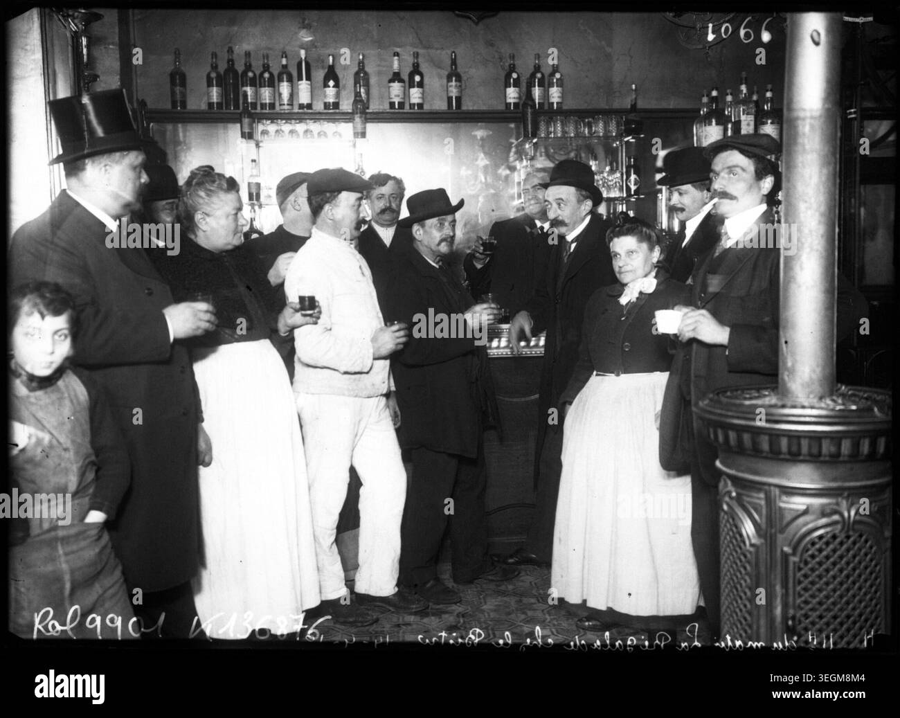 Le personnel du Comité anticollectiviste socialiste républicain consomme de l'alcool dans un bistrot parisien à 11 heures le 14 avril 1910, photographié pour une photographie de presse documentant des rassemblements sociaux en France pendant la période édouardienne. Banque D'Images