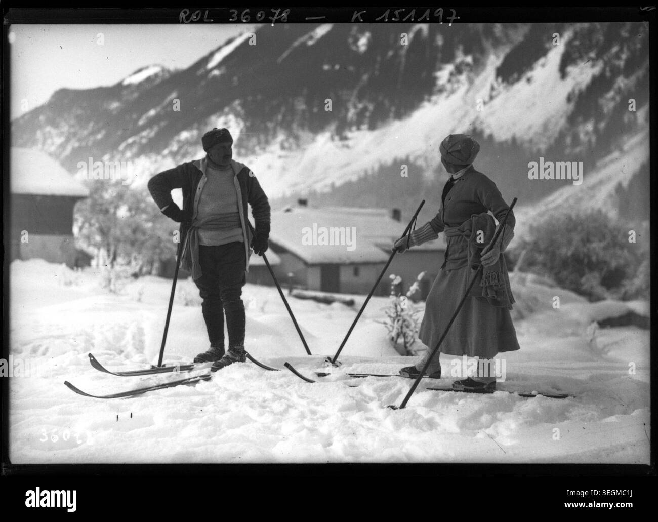 Un skieur et une skieuse posent ensemble à Chamonix-Mont-Blanc, France, le 23 janvier 1914. Photo de presse, image d'archive. Banque D'Images