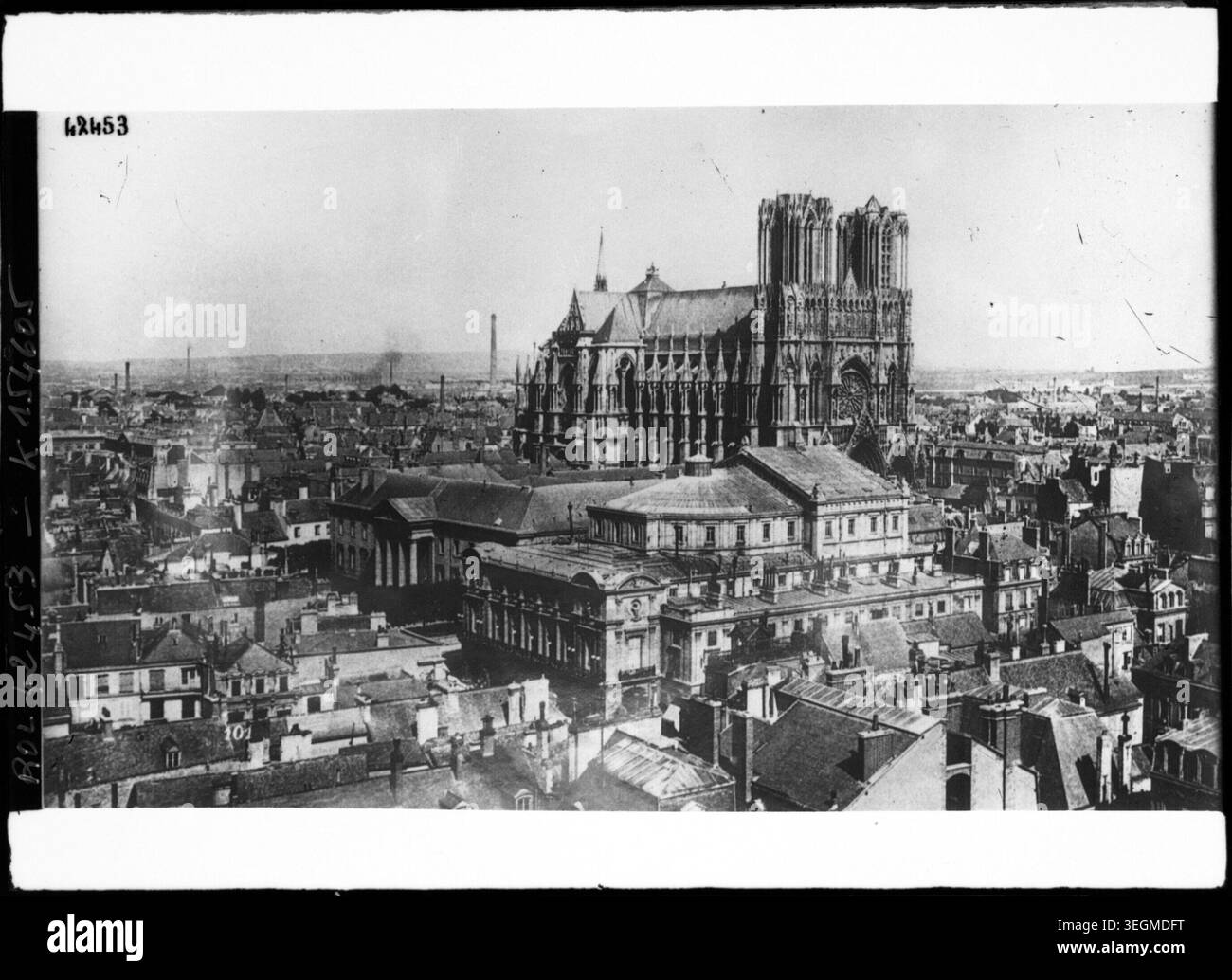 Une vue aérienne de la cathédrale de Reims et des structures environnantes à Reims, Marne, en 1914, montrant l'architecture de la cathédrale et le paysage urbain au début de la première Guerre mondiale en France. Banque D'Images