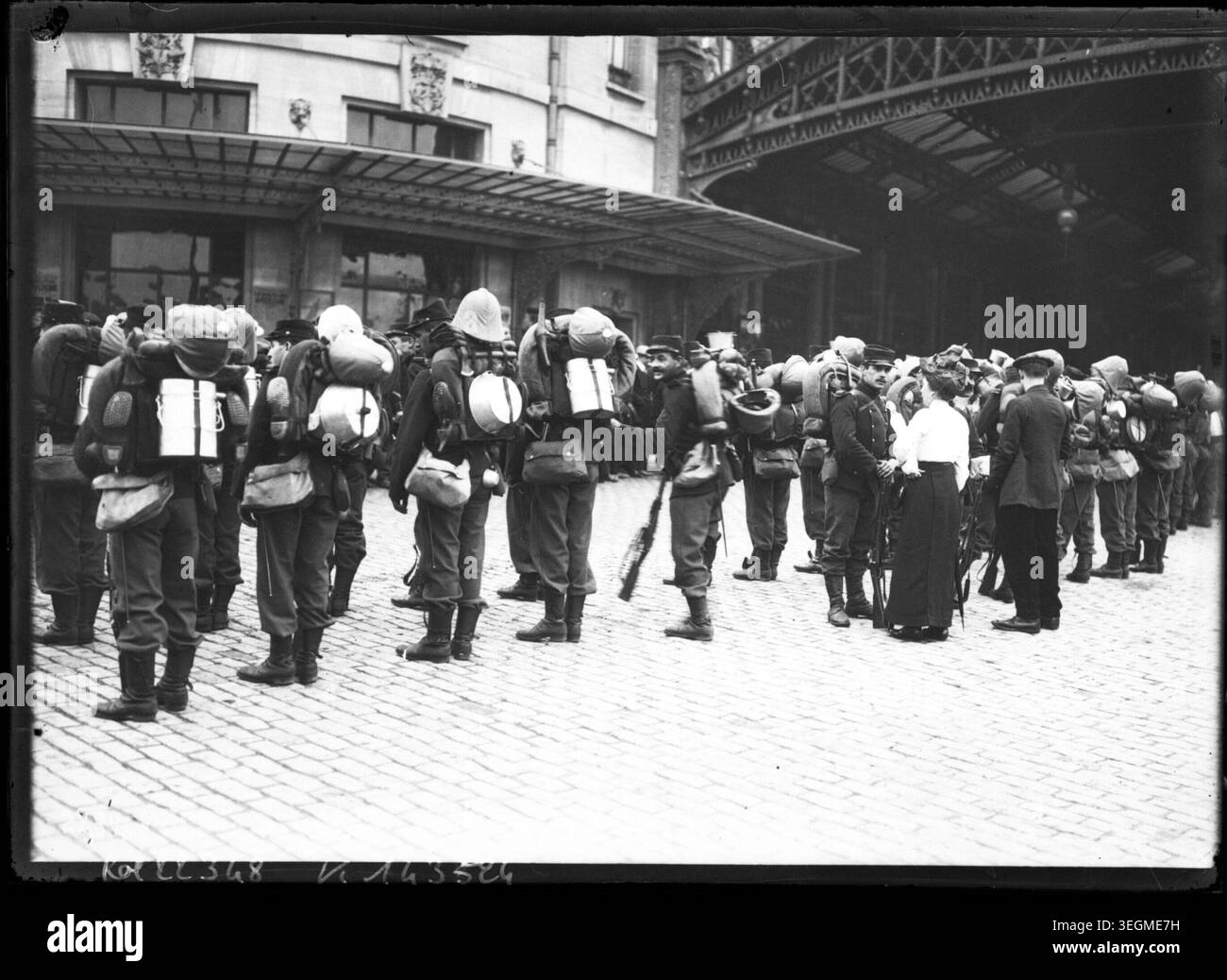 Des soldats se tiennent à la gare de Lyon à Paris, France. Les troupes coloniales françaises sont présentes, montrant un déploiement militaire et une organisation militaire du début du XXe siècle entre 1900 et 1945. Banque D'Images