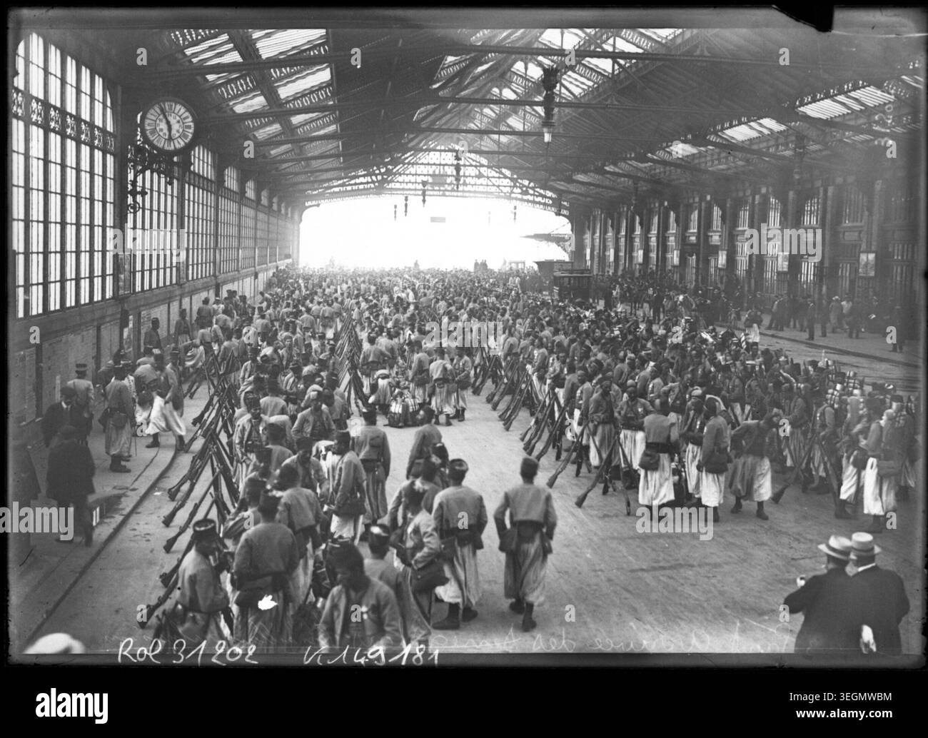 Les tirailleurs algériens arrivent à la Gare de Lyon à Paris en 1913 dans le cadre des unités indigènes de l'armée française. Les soldats portent du matériel et des uniformes tandis que d'autres membres du personnel aident à l'organisation. Moyen : appuyez sur photo. Banque D'Images