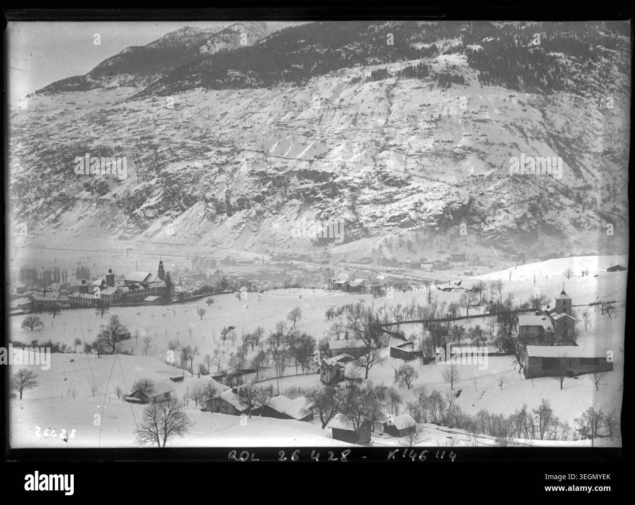 Vue générale du village de Brigue au pied des montagnes en Suisse en 1913. La photographie de presse capture le tracé de la colonie, le terrain alpin environnant et la topographie locale pendant cette période. Banque D'Images