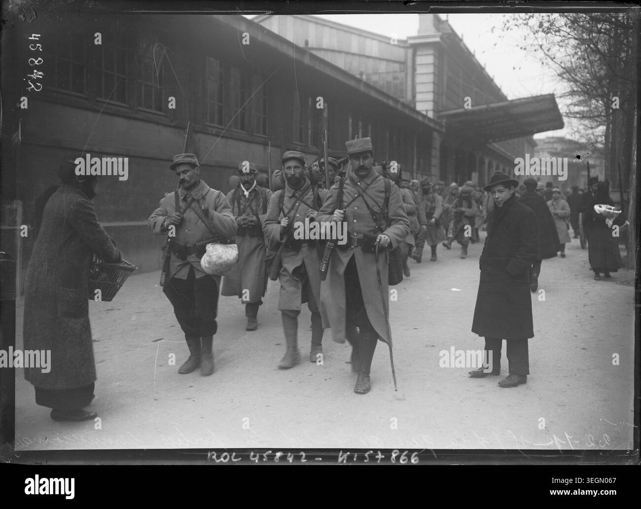 Les soldats français en congé se rassemblent à la Gare de l'est à Paris en 1915, photographiés comme une photographie de presse montrant des soldats au départ ou au retour pendant la première Guerre mondiale, mettant en évidence les uniformes militaires, l'activité de la gare ferroviaire et le mouvement des troupes. Banque D'Images