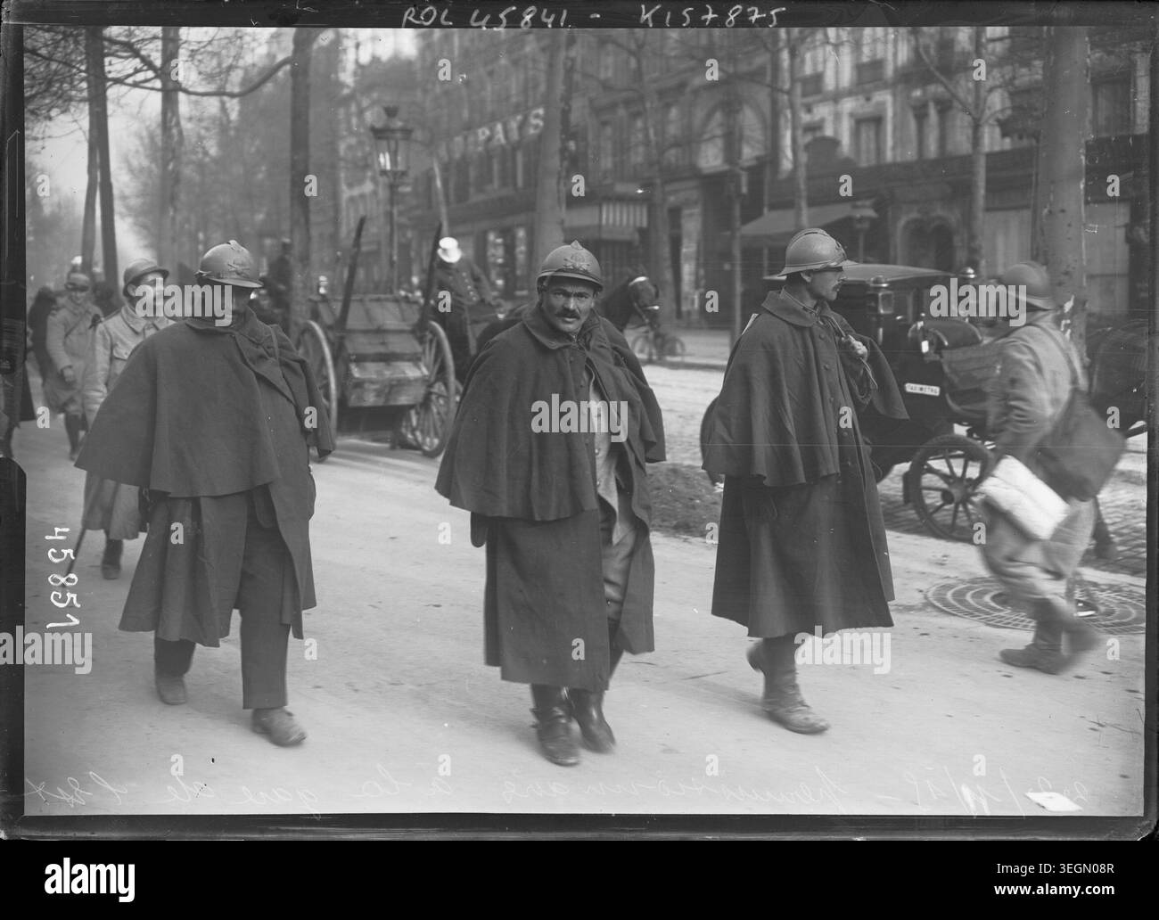 Des soldats français en congé attendent à la Gare de l'est à Paris le 22 novembre 1915, enregistré comme une photographie de presse montrant le personnel de l'armée française et l'environnement de la gare pendant la première Guerre mondiale Banque D'Images