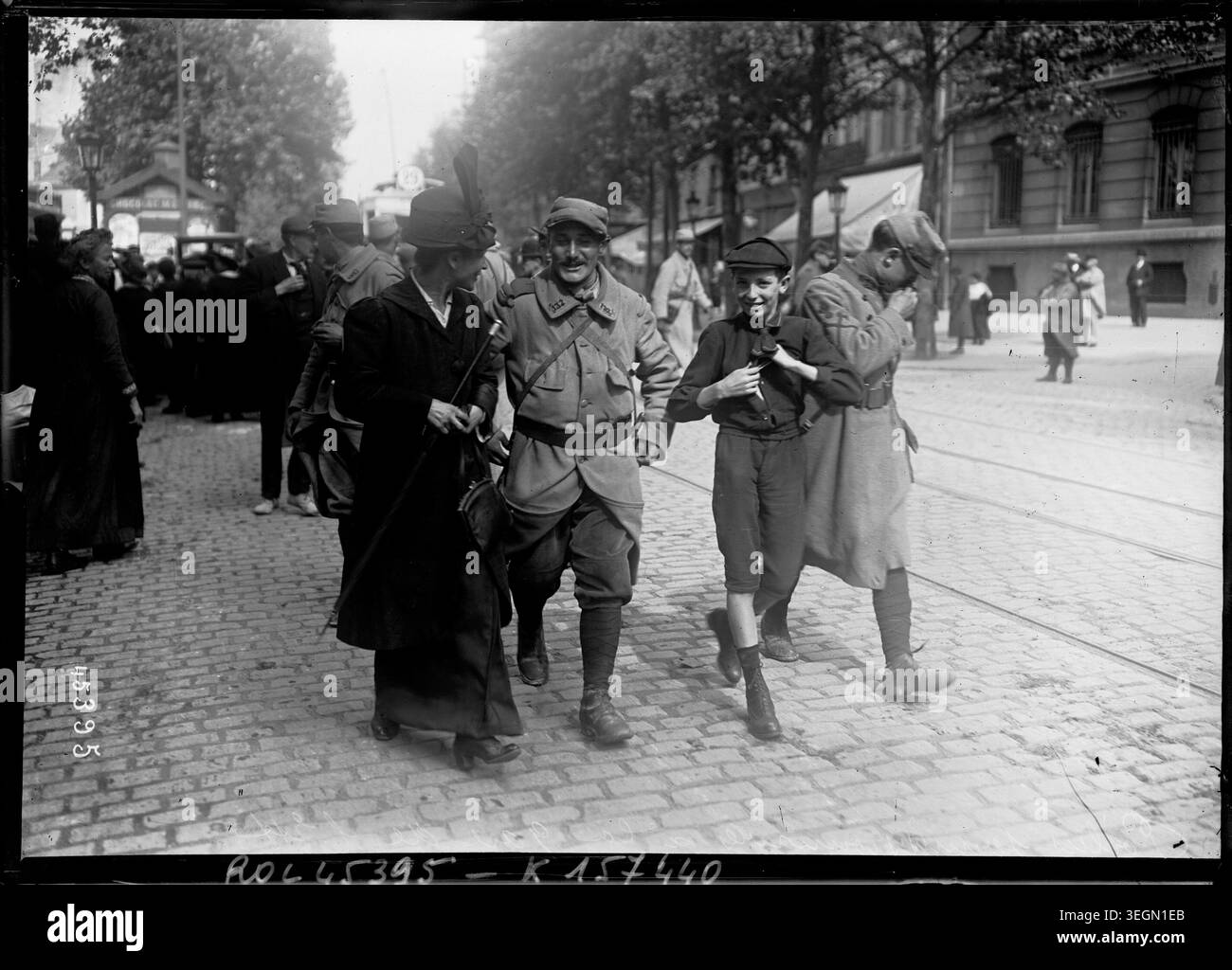 Des soldats français en congé se réunissent avec leur famille à la Gare de l'est à Paris en 1915, illustrant le retour au pays en temps de guerre et la vie sociale pendant la première Guerre mondiale, capturé dans une photographie de presse. Banque D'Images