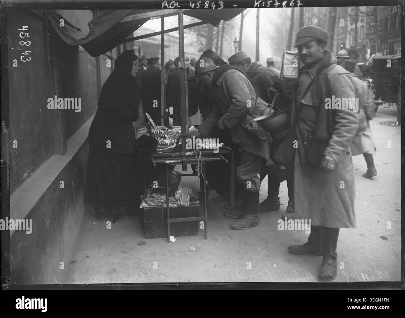 Les soldats français en congé s'enchaînent à la Gare de l'est à Paris le 22 novembre 1915, illustrant les loisirs en temps de guerre, le personnel militaire français et l'interaction civile urbaine dans la photographie de presse. Banque D'Images