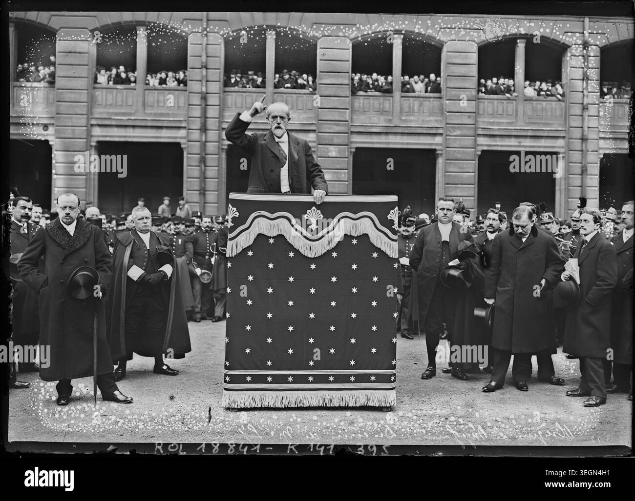 Louis Lépine prononce un discours lors des funérailles de l'agent Garnier le 2 mars 1912 à Paris, marquant le deuil public et les rites cérémoniels officiels. Appuyez sur photo. Banque D'Images