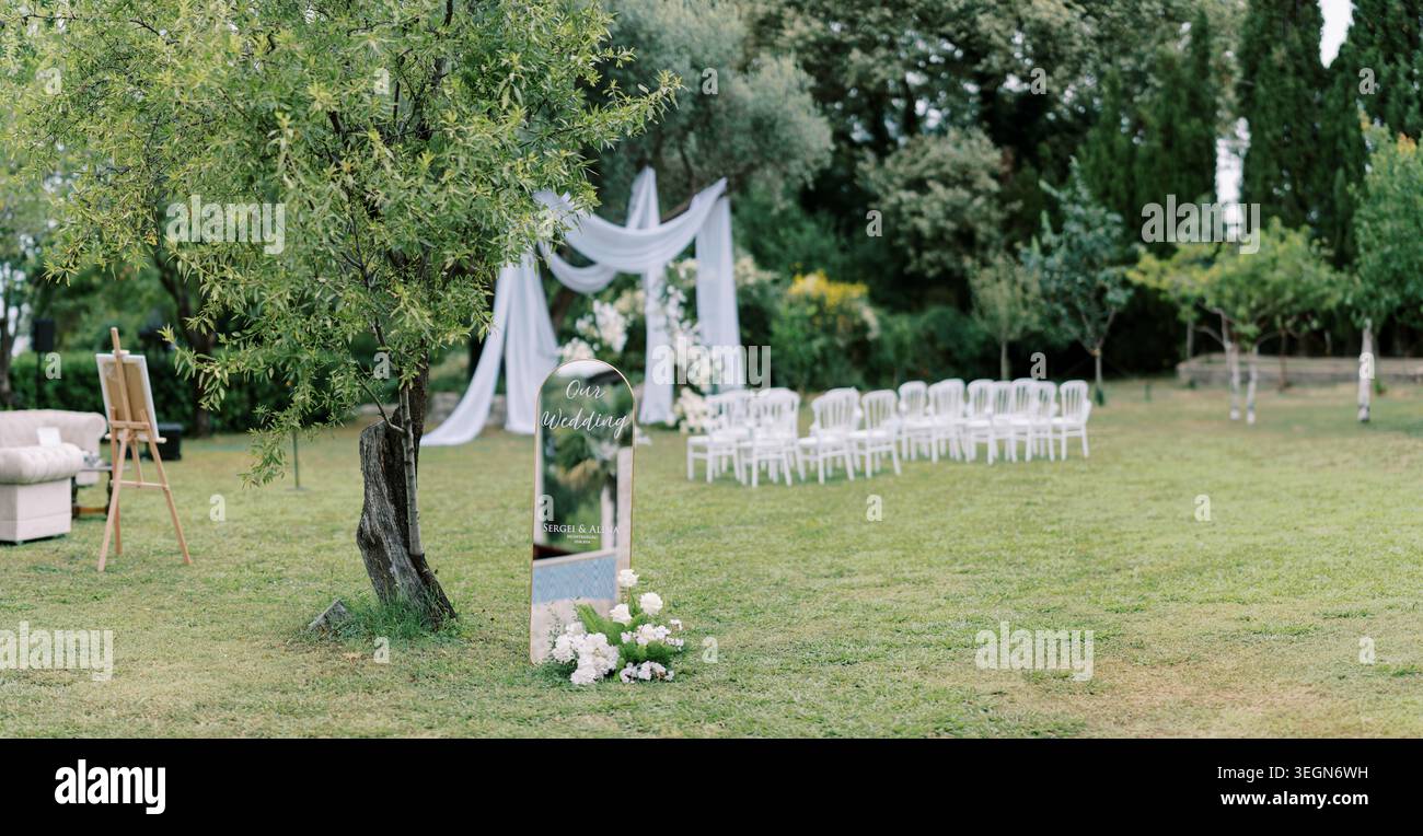 Configuration romantique de mariage en plein air avec une végétation luxuriante et un éclairage doux Banque D'Images