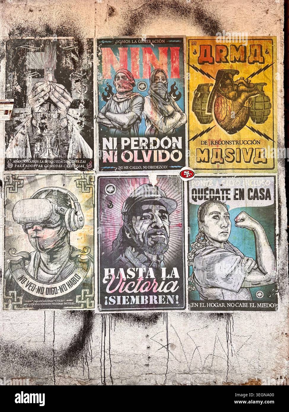 Affiches d'art de rue vintage politique avec des messages de protestation sur un mur à Mexico, Mexique Banque D'Images