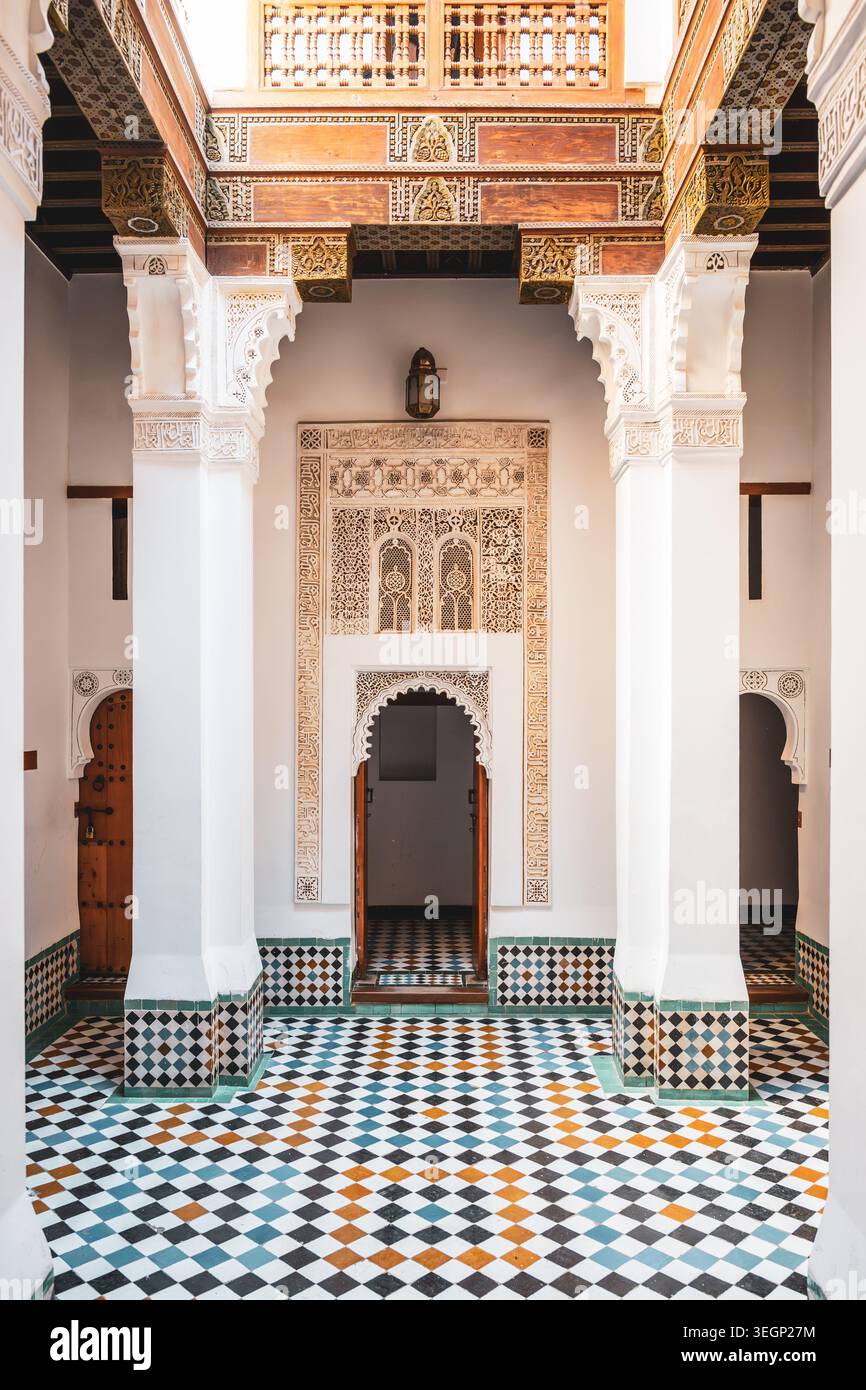 Les étudiants étudient dans la Madrasa Ben Youssef historique à Marrakech, Maroc. Le bâtiment présente des conceptions complexes et une architecture traditionnelle. Il sert de lieu d'apprentissage et de réflexion. Banque D'Images