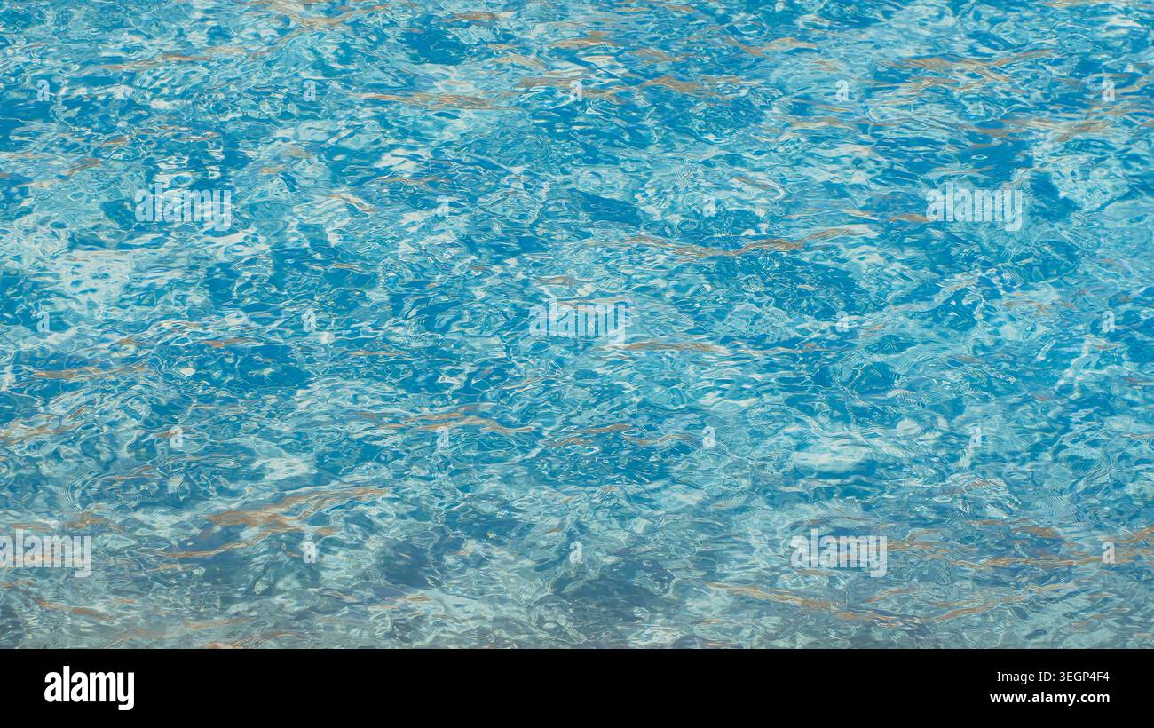 Texture de surface d'eau bleue claire avec ondulations et reflets dans une piscine ou l'eau bleue de l'océan pendant l'été Banque D'Images