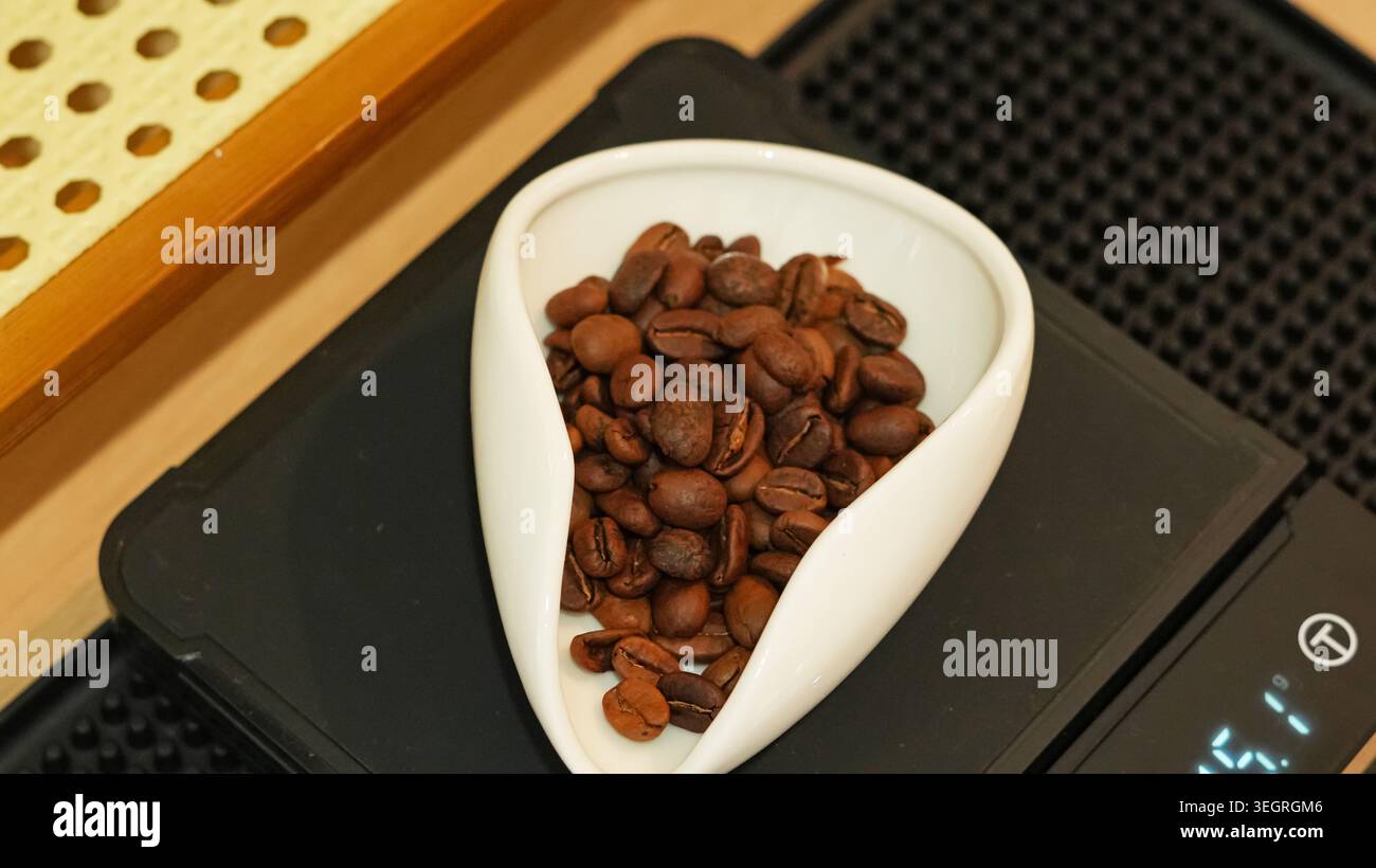 Grains de café mesurés sur échelle numérique Banque D'Images