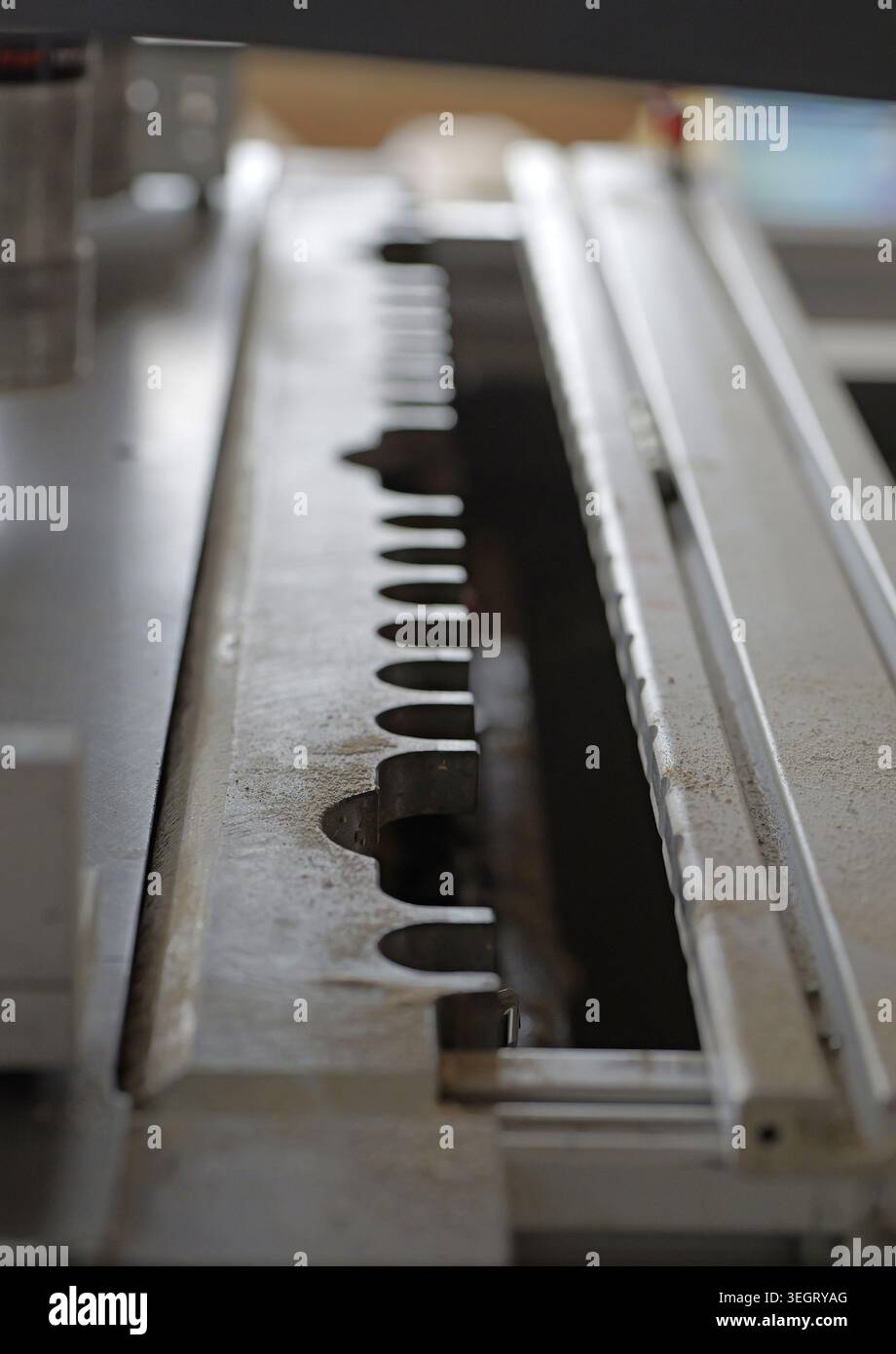 Mécanisme industriel de machine à bois fonctionnant dans un environnement de fabrication, mettant en valeur la technologie, la précision et l'efficacité dans un pro de menuiserie Banque D'Images