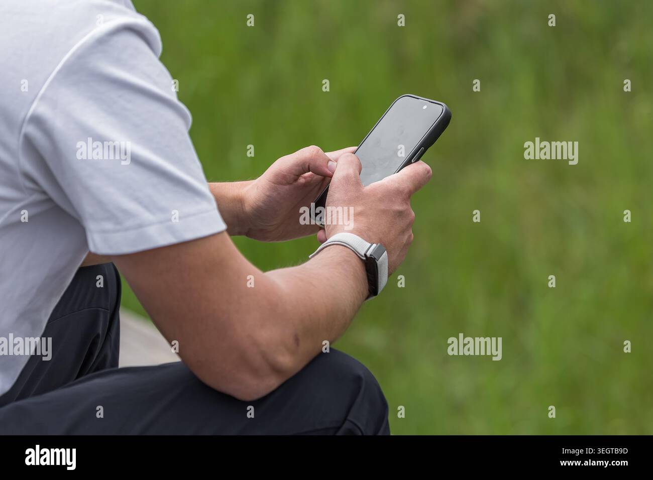 Une personne tient un téléphone dans ses mains. Addiction aux gadgets. La vie en ligne. Le problème de la société. Communication mobile. Opérateur Internet. Banque D'Images