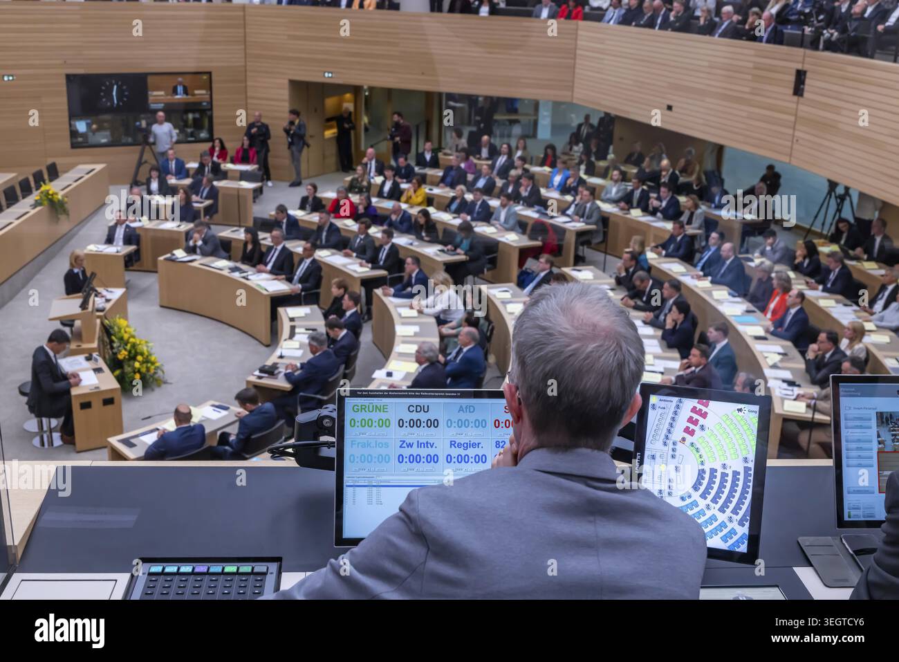 Session constitutive du 18e parlement de Bade-Wuertemberg. Le temps est arrêté à chaque seconde afin que les orateurs gardent leur temps de parole et Banque D'Images