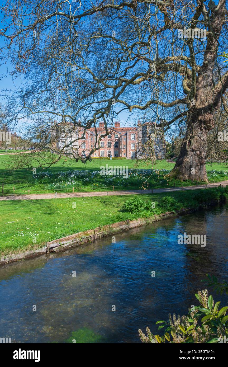 Vue à travers les pelouses en direction de la maison de l'abbaye de Mottisfont, Mottisfont, Hampshire, Angleterre, Royaume-Uni, avec la rivière Test au premier plan. Banque D'Images