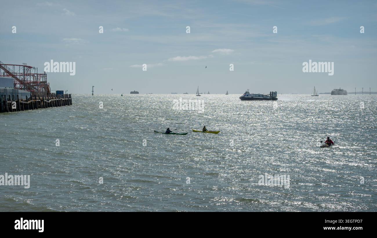 Vue le long du front de mer près de Clarence Pier, Southsea, Portsmouth, Hampshire, Angleterre, Royaume-Uni, regardant à travers le Solent par une journée de printemps ensoleillée Banque D'Images