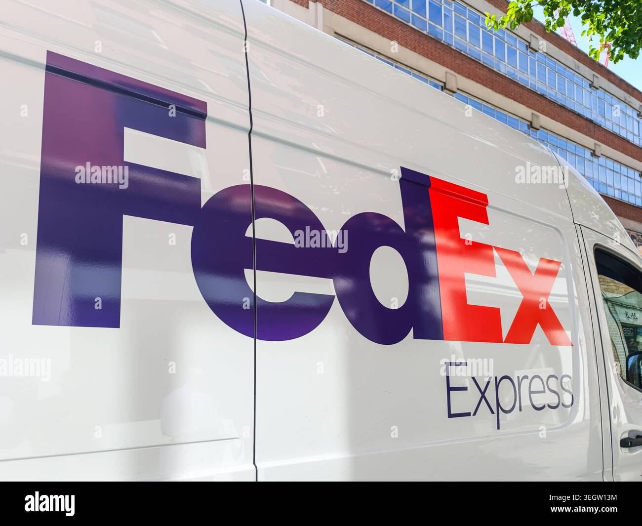 Logo FedEx Express sur le côté d'un fourgon de livraison blanc. Londres, Royaume-Uni, 8 mai 2024 Banque D'Images