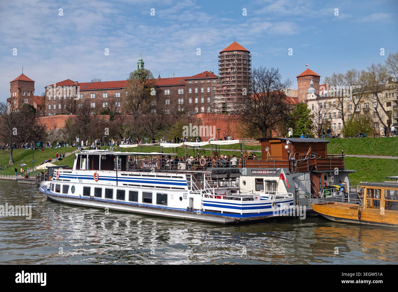 Cracovie, Pologne - 12 avril 2026 : le château de Wawel s'élève au-dessus de la Vistule à Cracovie par une journée ensoleillée Banque D'Images