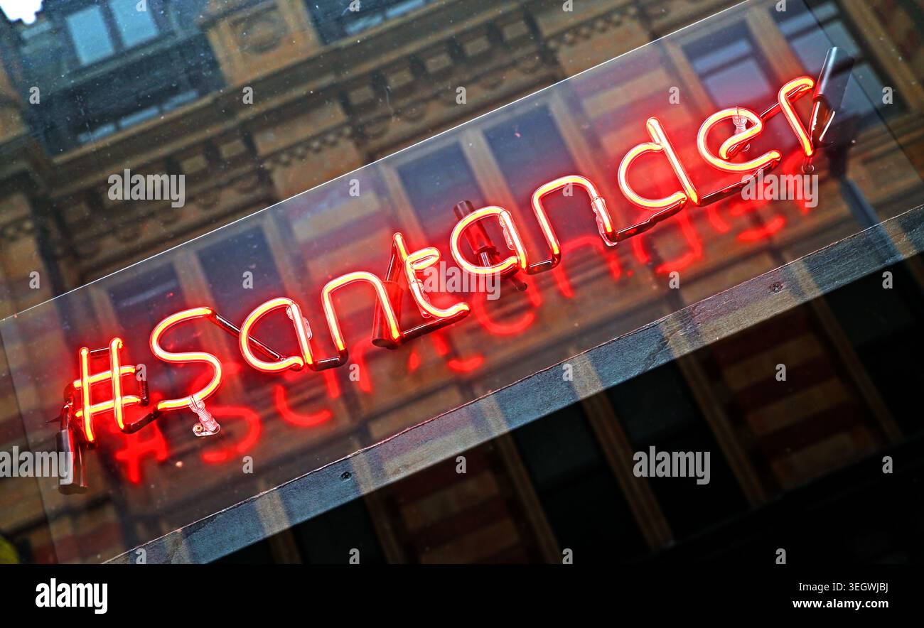 Enseigne au néon rouge #Santander dans une vitrine de la banque du centre-ville de Leeds, reflétée contre les bâtiments commerciaux voisins. Banque D'Images