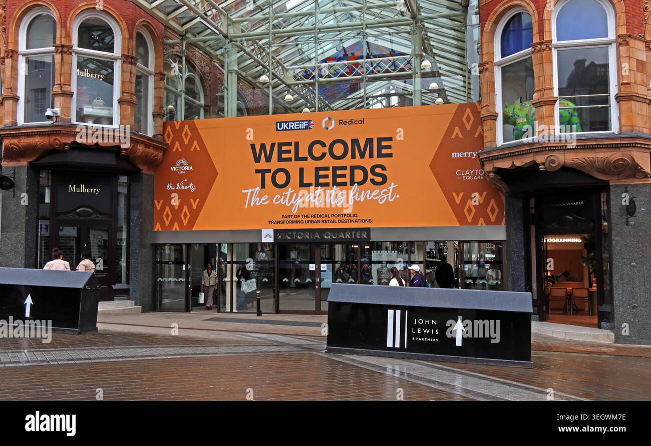 Bannière Bienvenue à Leeds à l'entrée du Victoria Quarter sur Briggate, Leeds, West Yorkshire, Angleterre, Royaume-Uni. Banque D'Images