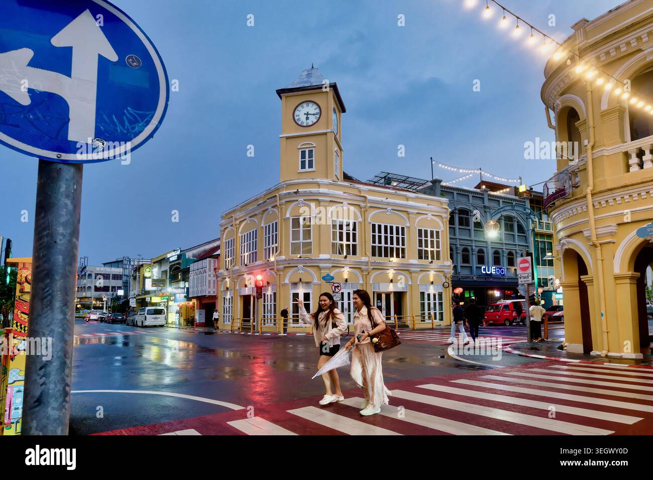 L'emblématique Phromthep Clocktower et l'ancien bâtiment de Chartered Bank dans la zone du patrimoine de la vieille ville de Phuket Town sur l'île de Phuket, Thaïlande Banque D'Images