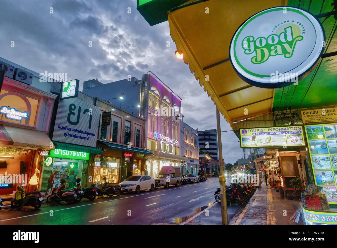 Scène de crépuscule lors d'une soirée pluvieuse avec des boutiques illuminées à Phuket Road, dans la pittoresque vieille ville de Phuket Town, Thaïlande Banque D'Images