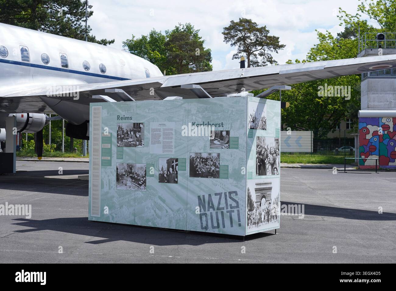 Berlin, Allemagne - 21 mai 2026 : panneau d'information sur la capitulation nazie de la seconde Guerre mondiale par l'avion historique Handley page Hastings au Musée allié. Banque D'Images
