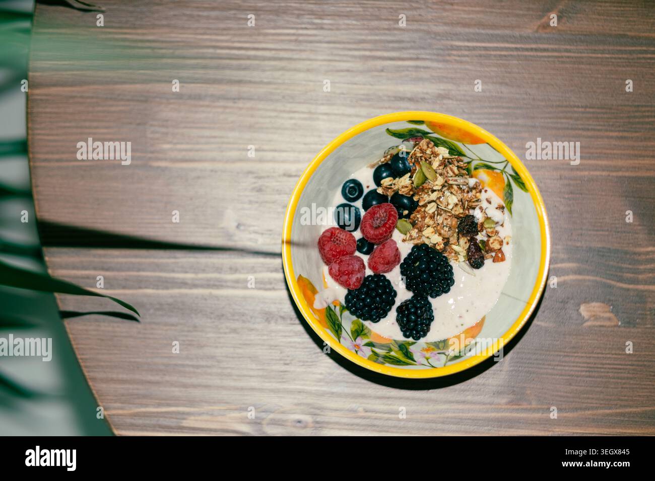Bol de smoothie sain avec baies et granola sur une table en bois rustique Banque D'Images