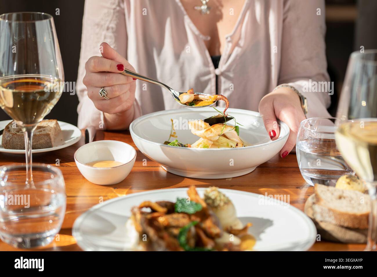Savourez une délicieuse expérience culinaire à une table à manger confortable Banque D'Images